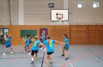 Basketballwettkämpfe mit Licht und Schatten