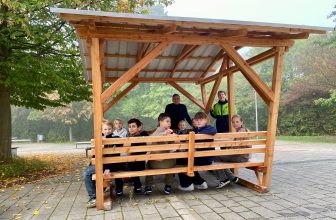 Neue Sitzgruppen auf dem Schulhof