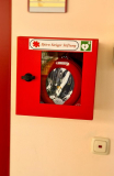 Automatisierte externe Defibrillatoren (AED) können Leben retten